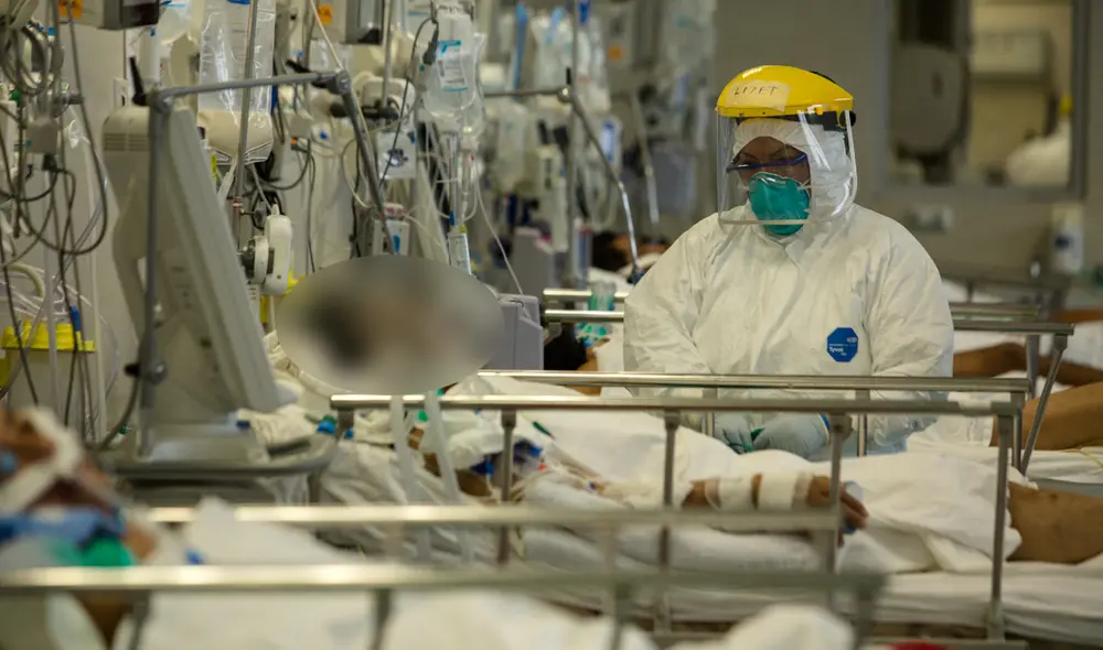 El descenso de la mortandad y hospitalización de médicos se produjo dos semanas después de la aplicación de la segunda dosis. Foto: La República