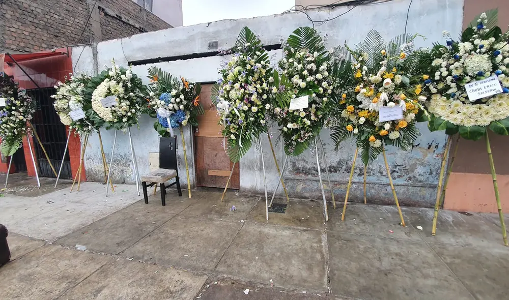 Los arreglos florales indicaban dónde se estaba celebrando el velorio, que también tuvo música en vivo. Foto: María Pía Ponce/ URPI-GLR Los arreglos florales indicaban dónde se estaba celebrando el velorio, que también tuvo música en vivo. Foto: María Pía Ponce/ URPI-GLR