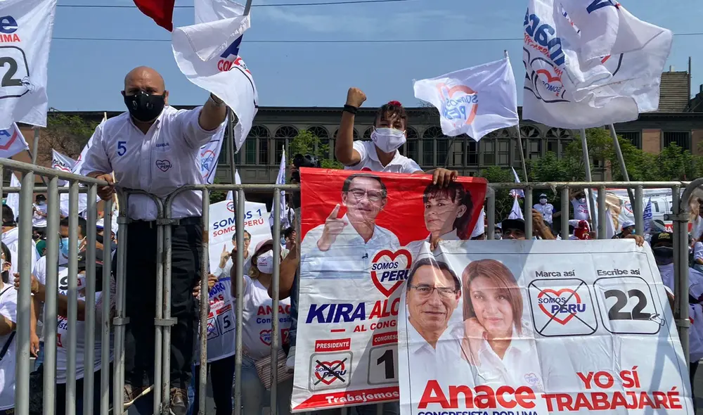 Militantes de Somos Perú arengaron a exteriores del Legislativo: “Vizcarra corazón, abajo el Congreso golpista y corrupto”. Foto: Raúl Egúsquiza/URPI-GLR Militantes de Somos Perú arengaron a exteriores del Legislativo: “Vizcarra corazón, abajo el Congreso golpista y corrupto”. Foto: Raúl Egúsquiza/URPI-GLR