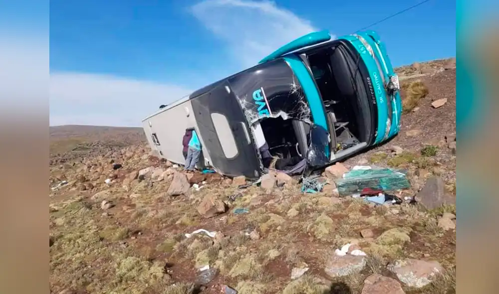 Personal de la Policía y bomberos evacúan a los afectados. Foto: PNP