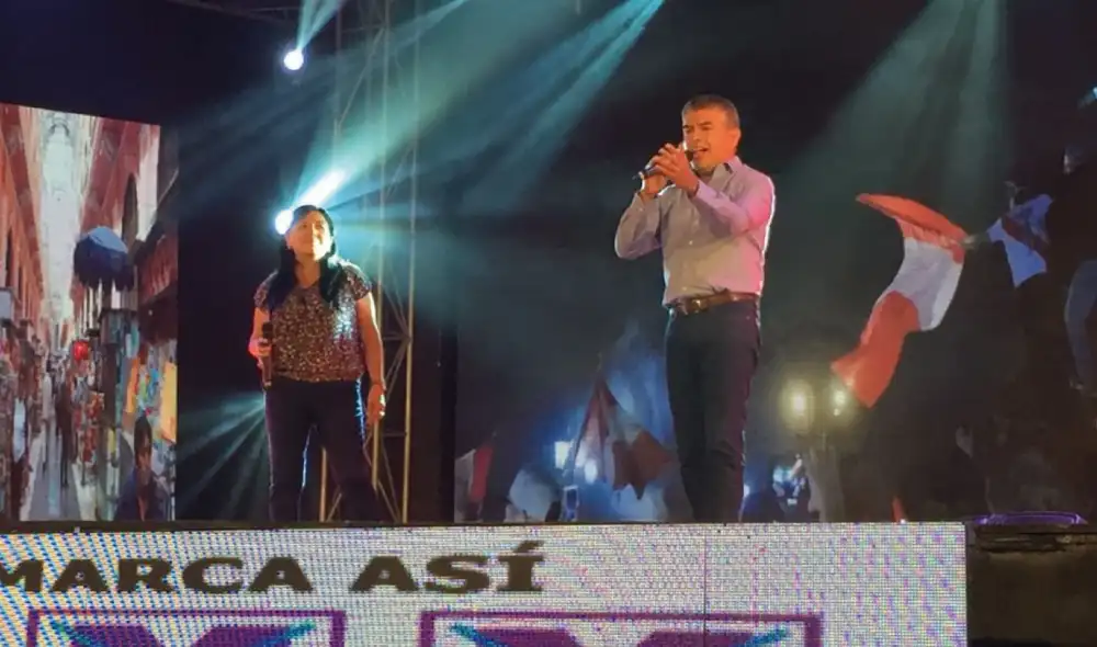 El candidato a la presidencia por el Partido Morado, Julio Guzmán, estuvo acompañado de la aspirante a vicepresidente, Flor Pablo. Foto: Gianella Aguirre / URPI-GLR