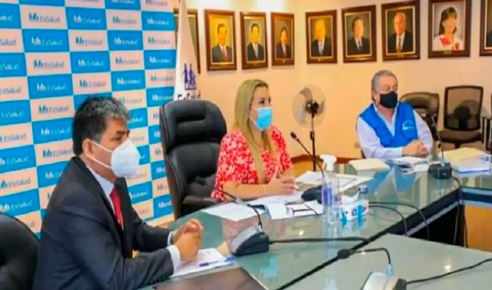 Esta implementación fue acordada en una reunión entre Fiorella Molinelli, presidenta de EsSalud, con el titular de la ANGR y gobernador de Ayacucho, Carlos Rúa. Foto: Andina Esta implementación fue acordada en una reunión entre Fiorella Molinelli, presidenta de EsSalud, con el titular de la ANGR y gobernador de Ayacucho, Carlos Rúa. Foto: Andina