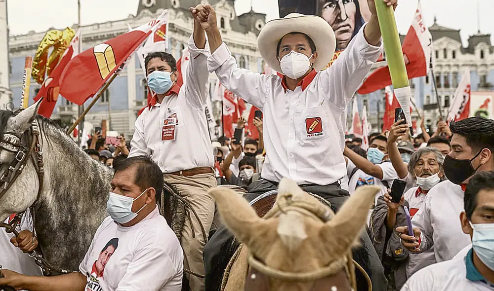 Juntos. Pedro Castillo de la mano de Vladimir Cerrón y a caballo en la plaza Dos de Mayo. Foto: Aldair Mejía/La República