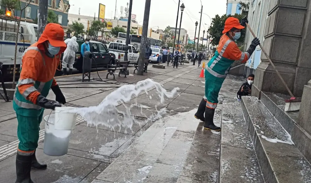 Desinfección de calles de los centros de votación para evitar posibles contagios de la COVID-19. Foto: César Zorrilla / URPI-GLR