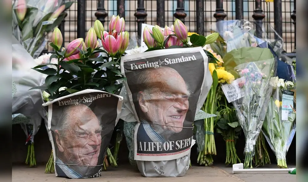 Los tributos florales se muestran en las puertas del Palacio de Buckingham este viernes 9 de abril. Foto: AFP