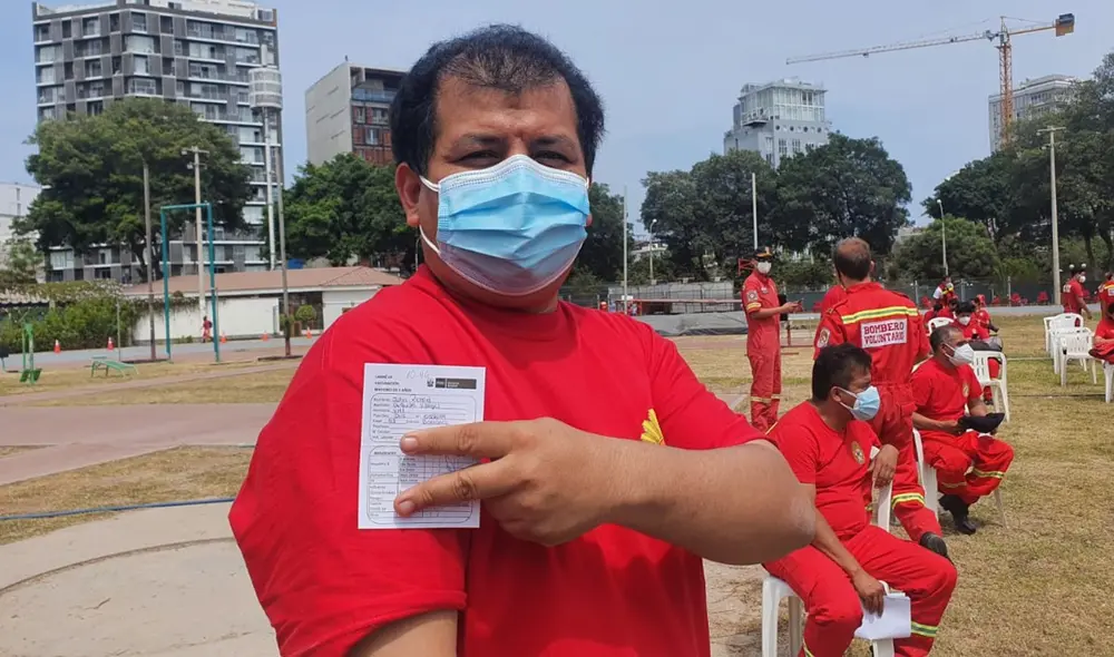 Bomberos acudieron desde horas de la mañana para recibir una dosis de Pfizer. Foto: María Pía Ponce/URPI-GLR Bomberos acudieron desde horas de la mañana para recibir una dosis de Pfizer. Foto: María Pía Ponce/URPI-GLR