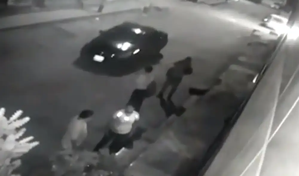 Según los vecinos, los robos suelen ser cometidos por personas a bordo de autos. Foto: captura de Canal N Según los vecinos, los robos suelen ser cometidos por personas a bordo de autos. Foto: captura de Canal N