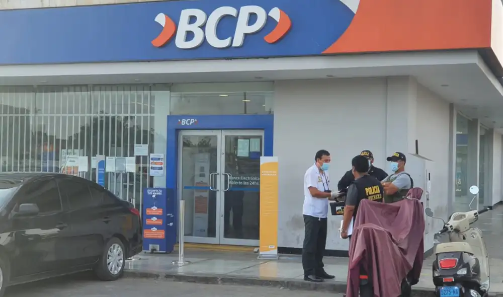 Efectivos de varias unidades de la Policía acudieron a la avenida Colonial para investigar el hecho. Foto: Joel Robles / URPI - GLR