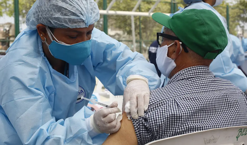 Minsa garantiza que adultos mayores con seguro privado que se inocularon la primera dosis recibirán la segunda en el mismo lugar. Foto: La República