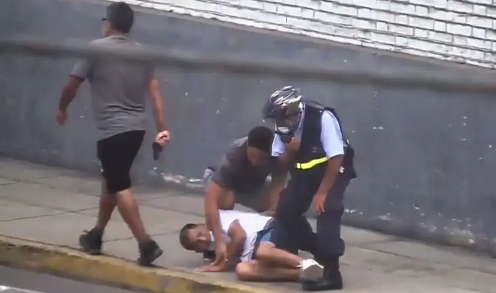 En poder del raquetero se le encontró el celular de la víctima. Foto: captura de 24 Horas