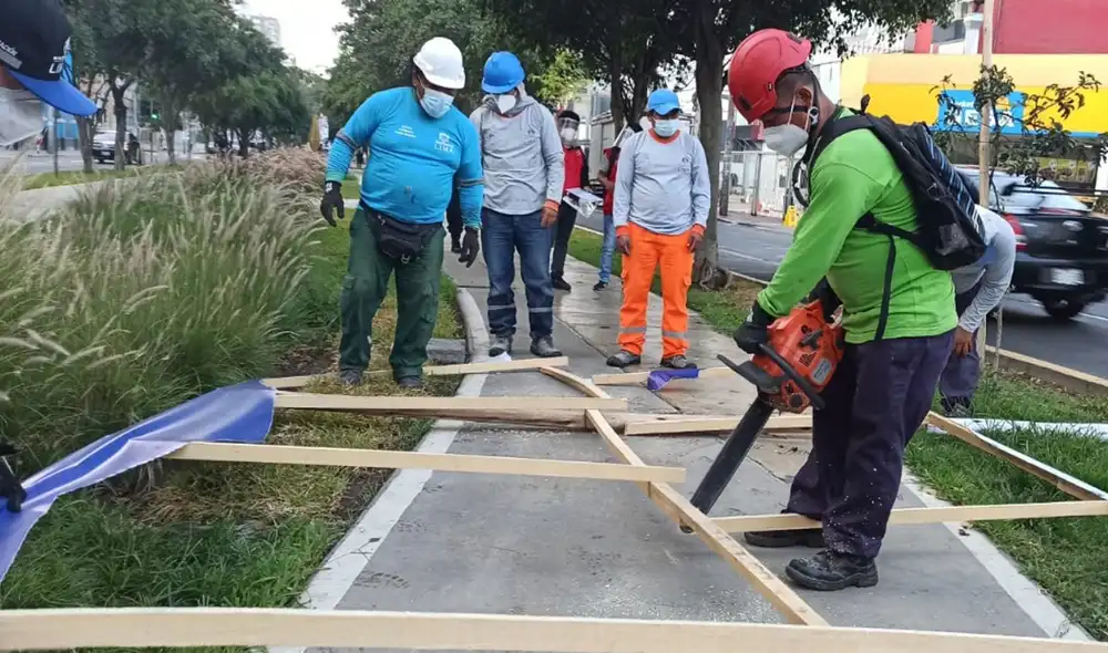 Personal de la MML retira y destruye las publicidades de candidatos. Foto: César Zorrilla/URPI-GLR Personal de la MML retira y destruye las publicidades de candidatos. Foto: César Zorrilla/URPI-GLR
