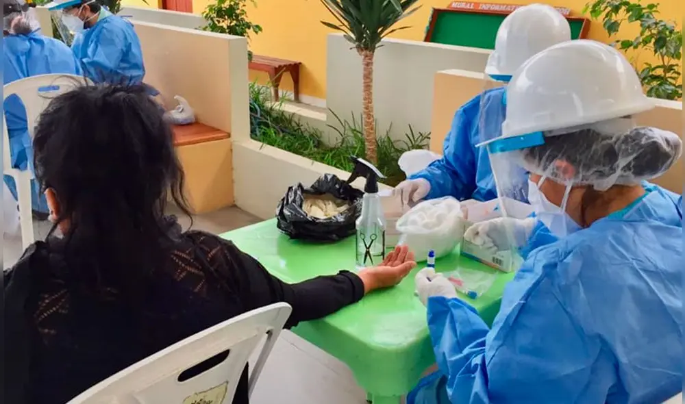 Personal de salud aplicó pruebas de descarte al entorno del caso con la variante brasileña. Foto: Andina Personal de salud aplicó pruebas de descarte al entorno del caso con la variante brasileña. Foto: Andina