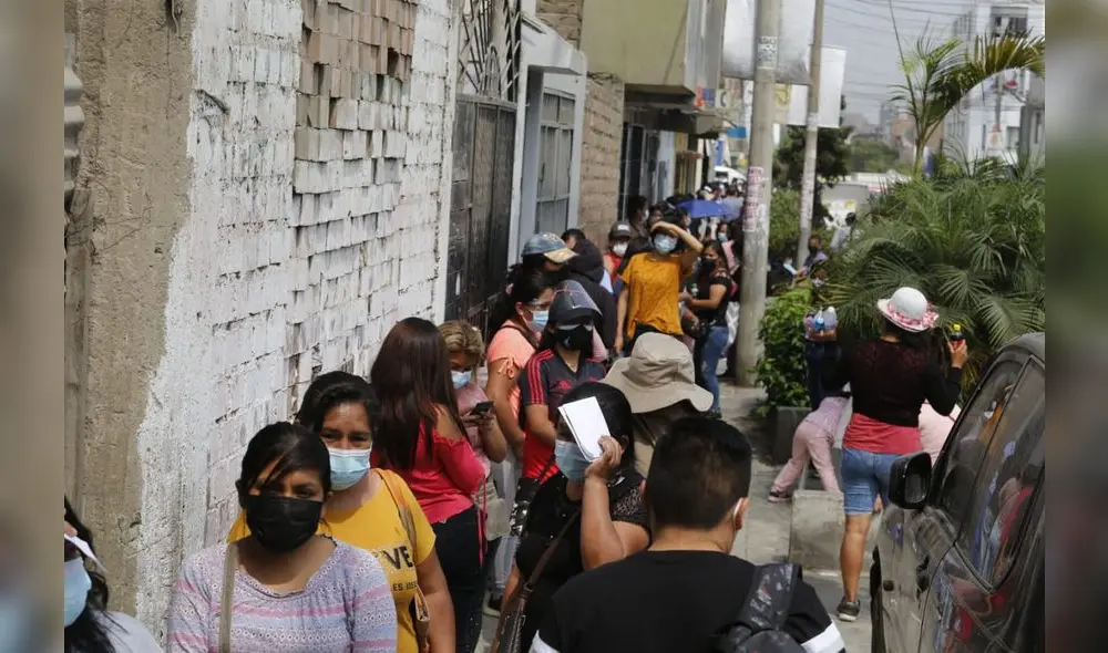 Grandes aglomeraciones se registran en exteriores de la oficina del Reniec. Foto: Carlos Félix - GLR Grandes aglomeraciones se registran en exteriores de la oficina del Reniec. Foto: Carlos Félix - GLR
