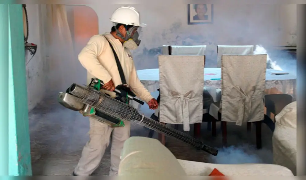 Personal de Salud Ambiental fumiga viviendas contra el dengue en Lambayeque. Foto: Geresa.