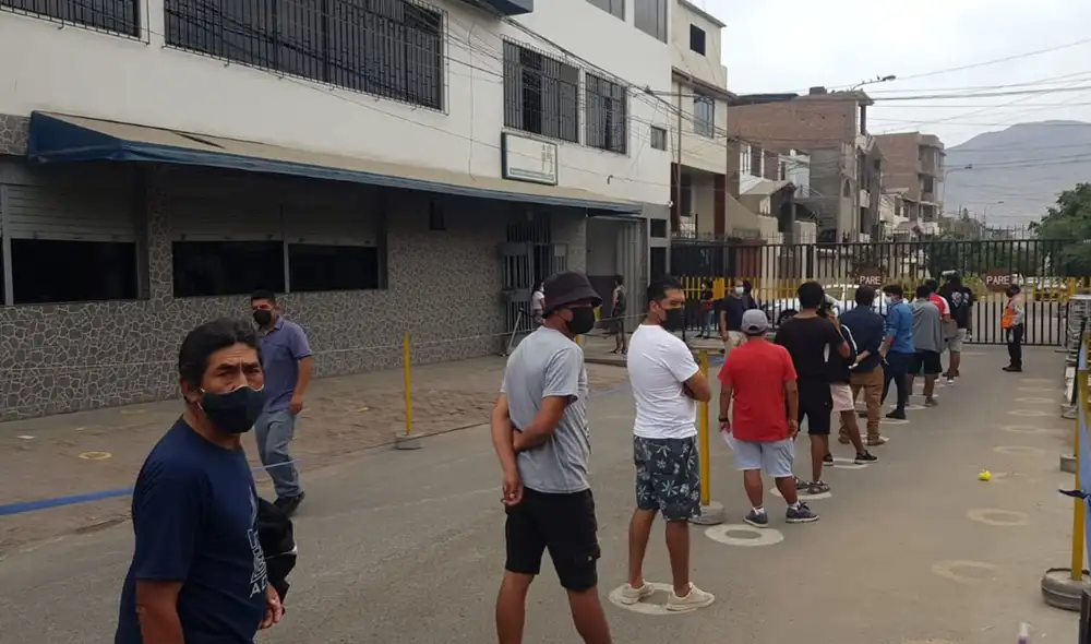 Personas manifestaron demora en la entrega de sus Documentos de Identidad. Foto: Raúl Egúsquiza / URPI-GLR Personas manifestaron demora en la entrega de sus Documentos de Identidad. Foto: Raúl Egúsquiza / URPI-GLR