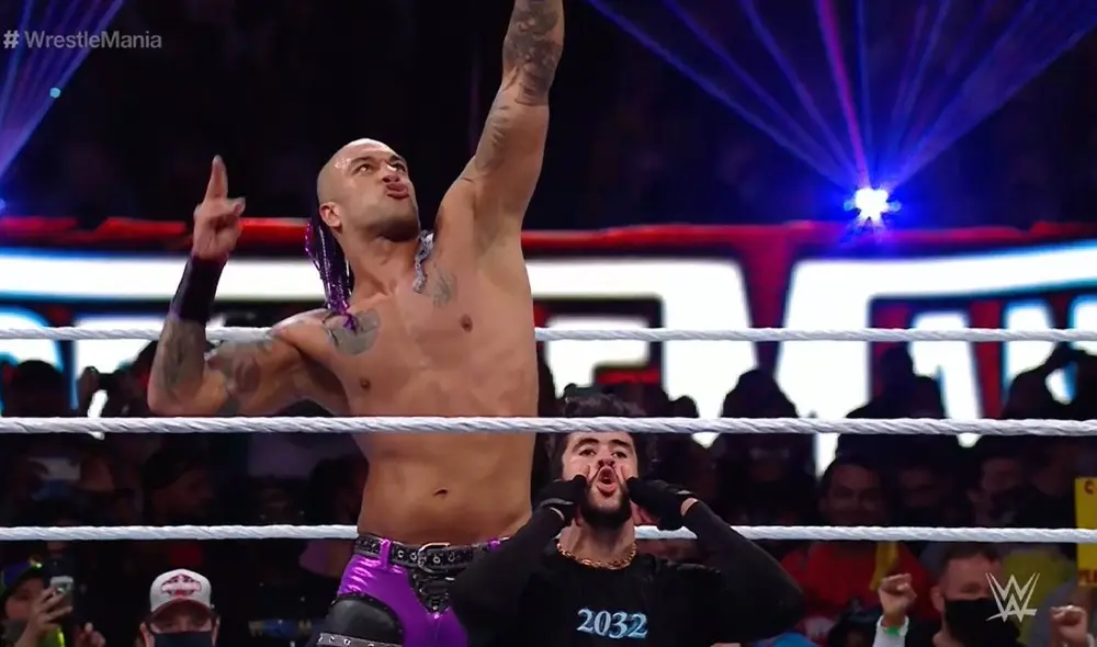 Bad Bunny tuvo un tag team match en compañía de su compatriota Damian Priest. Foto: difusión