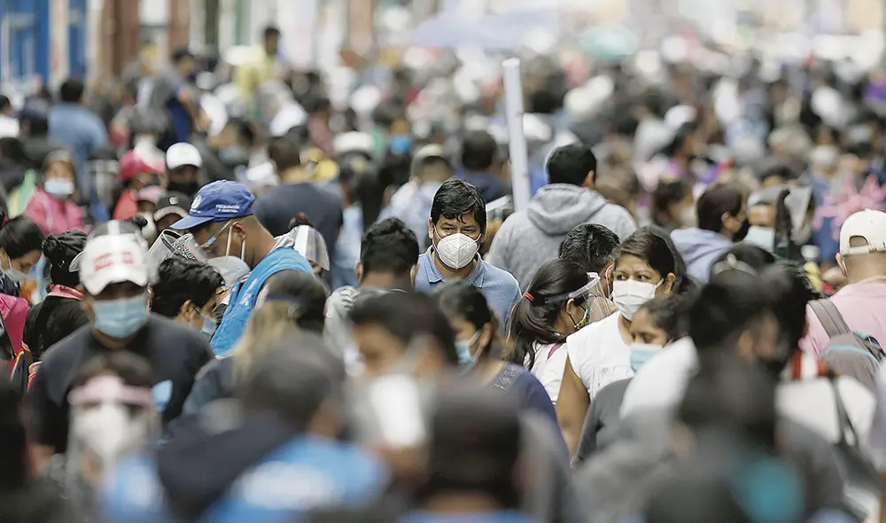 Depende de nosotros.  Los especialistas coinciden: el uso correcto de la mascarilla es una barrera contra el coronavirus. Sugieren usar dos. Foto: Antonio Melgarejo/La República