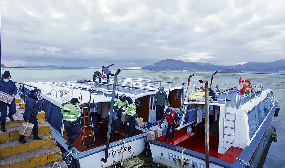 A todo el país. Agentes de la Policía y la Marina resguardan el embarque de material electoral a las islas Amantani y Taquile, ubicadas en el lago Titicaca de Puno. Foto: Juan Carlos Cisneros/La República A todo el país. Agentes de la Policía y la Marina resguardan el embarque de material electoral a las islas Amantani y Taquile, ubicadas en el lago Titicaca de Puno. Foto: Juan Carlos Cisneros/La República