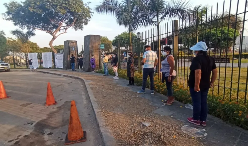 Hay colas en los puntos de votación ante el retraso de los miembros de mesa. Foto: Karla Cruz / URPI-GLR Hay colas en los puntos de votación ante el retraso de los miembros de mesa. Foto: Karla Cruz / URPI-GLR