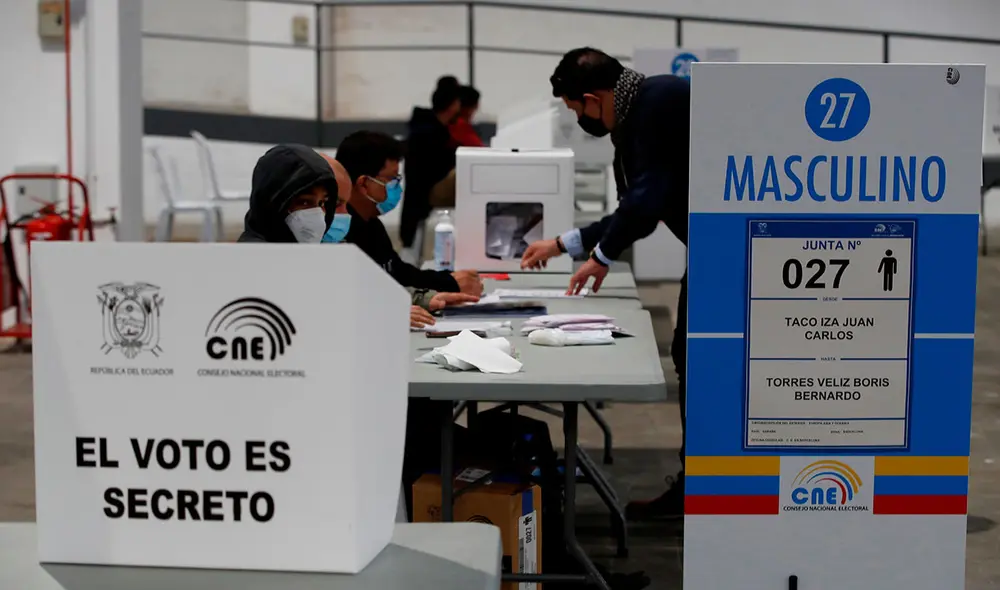 Ciudadanos ecuatorianos votan en el recinto de la Fira de Barcelona, en la segunda vuelta de las elecciones presidenciales de su país. Foto: EFE Ciudadanos ecuatorianos votan en el recinto de la Fira de Barcelona, en la segunda vuelta de las elecciones presidenciales de su país. Foto: EFE