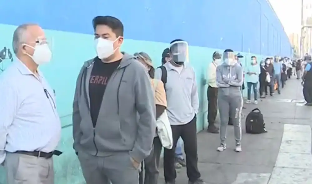 Colas extensas en los exteriores del Parque del Migrante. Foto: captura de Canal N