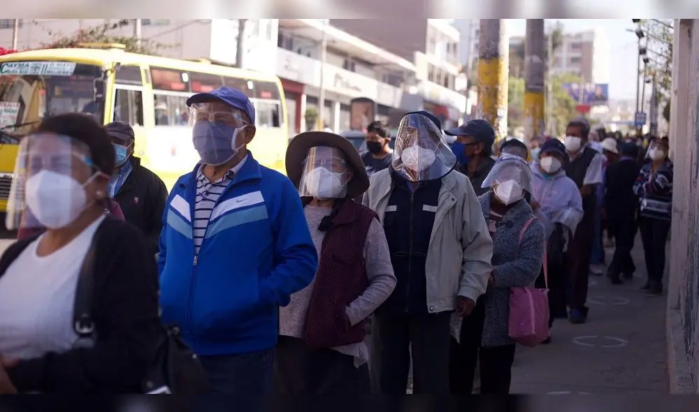 Adultos mayores realizan largas colas para sufragar. Foto: Oswald Charca / La República.