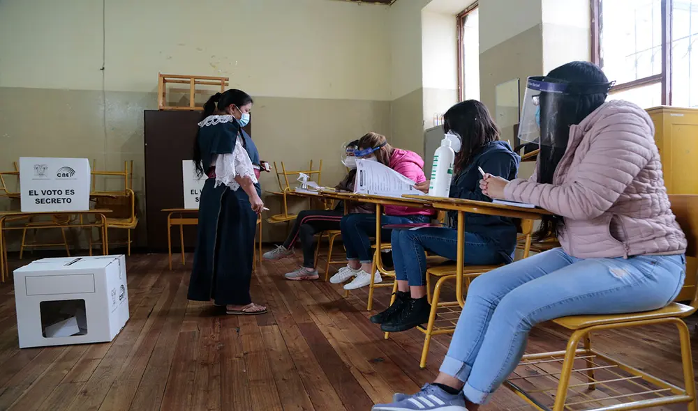 Una mujer indígena votó en las elecciones presidenciales en Quito, donde se ha reportado una jornada con suma normalidad hasta ahora, así como en todo Ecuador. Foto: EFE Una mujer indígena votó en las elecciones presidenciales en Quito, donde se ha reportado una jornada con suma normalidad hasta ahora, así como en todo Ecuador. Foto: EFE