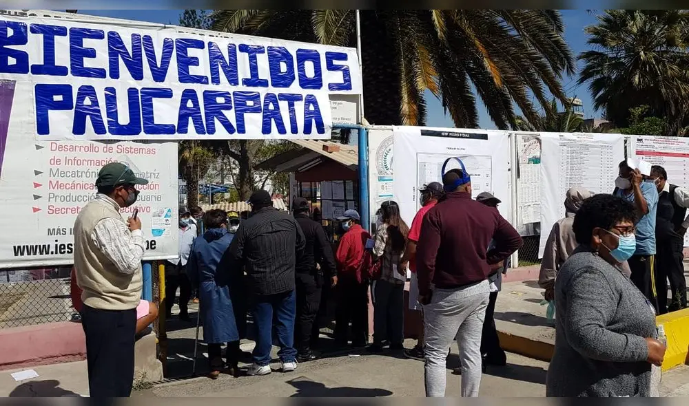 En el Instituto Pedro P. Días denunciaban largas colas. Foto: La República. En el Instituto Pedro P. Días denunciaban largas colas. Foto: La República.
