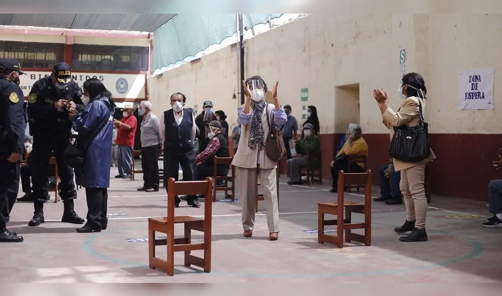 Situación generó molestia en los electores, quienes no dejaban de protestar exigiendo una solución. Foto: Oswald Charca / La República Situación generó molestia en los electores, quienes no dejaban de protestar exigiendo una solución. Foto: Oswald Charca / La República