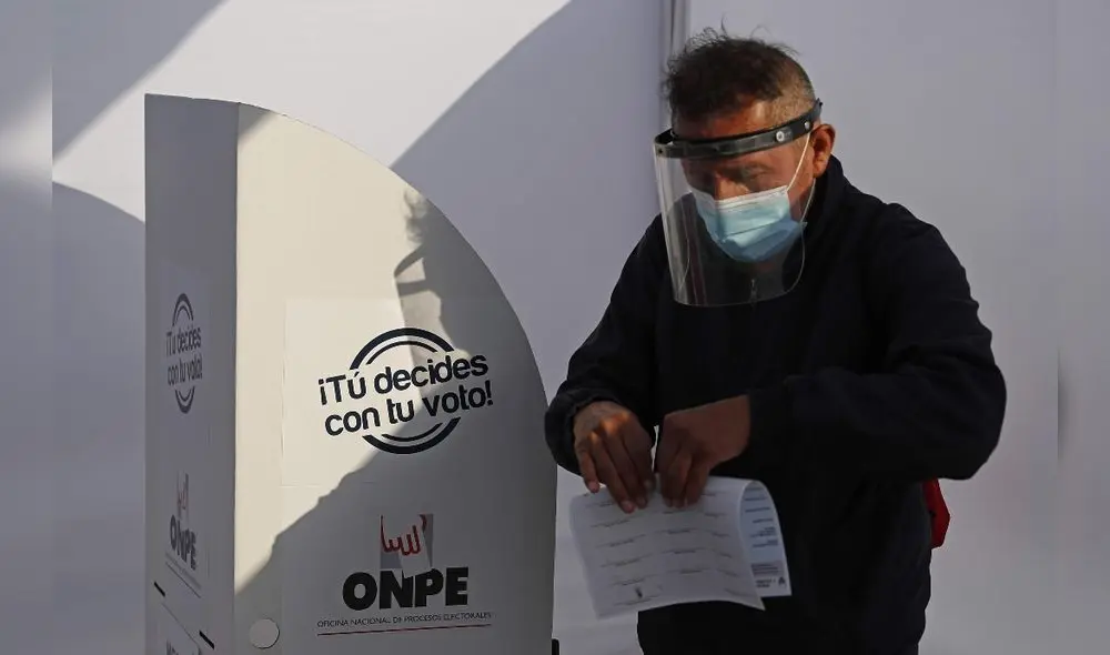 Más de 25 millones de peruanos acudieron desde primeras horas a las urnas. Foto: EFE