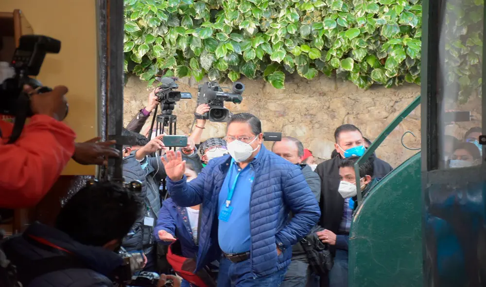 Luis Arce asistió a votar en La Paz (Bolivia), donde cuatro departamentos celebran este domingo la segunda vuelta de las elecciones subnacionales. Foto: EFE Luis Arce asistió a votar en La Paz (Bolivia), donde cuatro departamentos celebran este domingo la segunda vuelta de las elecciones subnacionales. Foto: EFE