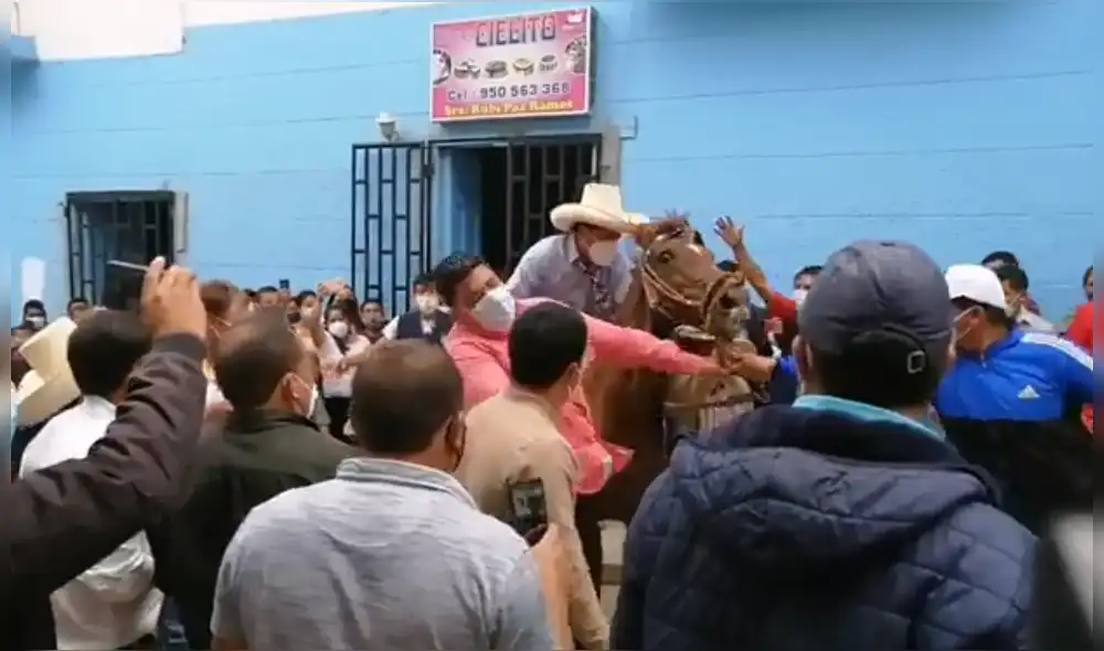Pedro Castillo estuvo acompañado de decenas de seguidores en el trayecto a su local de votación. Foto: Captura de vídeo