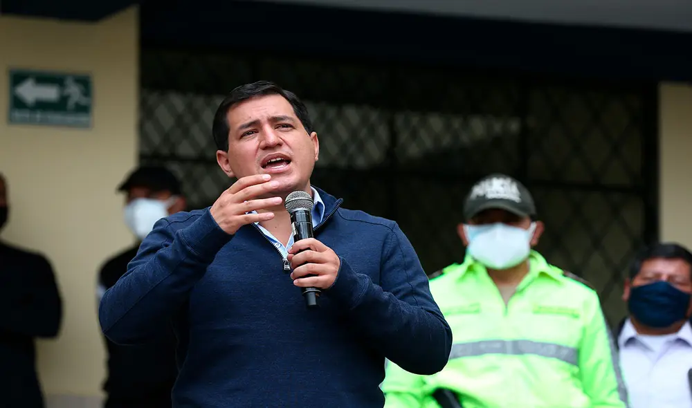 El candidato presidencial ecuatoriano Andrés Arauz pronunció un discurso en un centro de votación en Quito. Foto: EFE