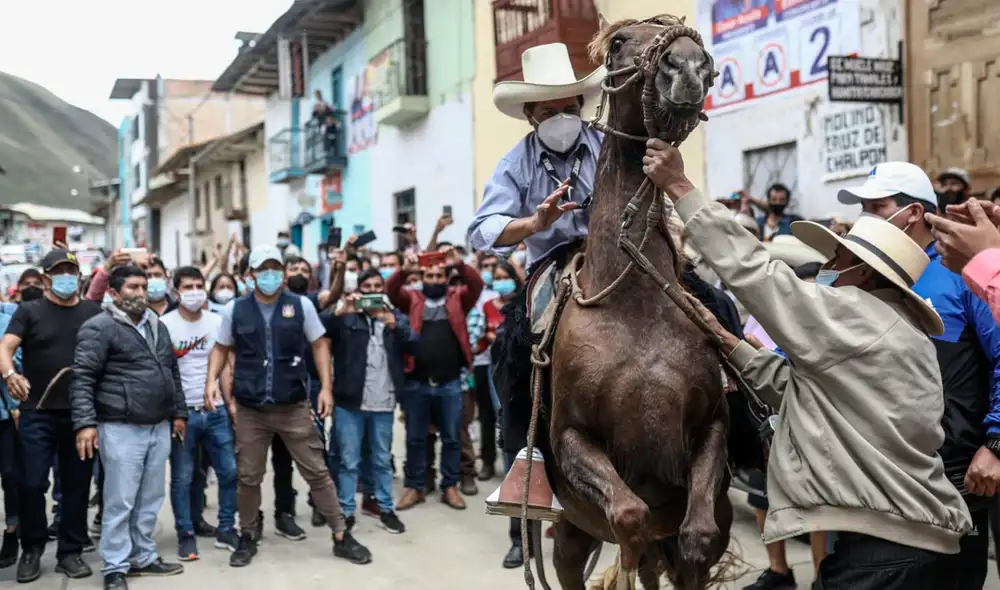 Castillo yendo a votar en Cajamarca. Foto: Aldair Mejia / La República