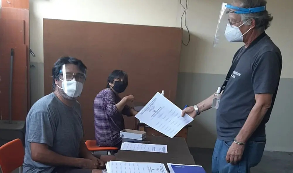 Ciudadanos llegaron hasta los locales de votación para ser miembros de mesa. Foto: Paco Flores / Twitter Ciudadanos llegaron hasta los locales de votación para ser miembros de mesa. Foto: Paco Flores / Twitter