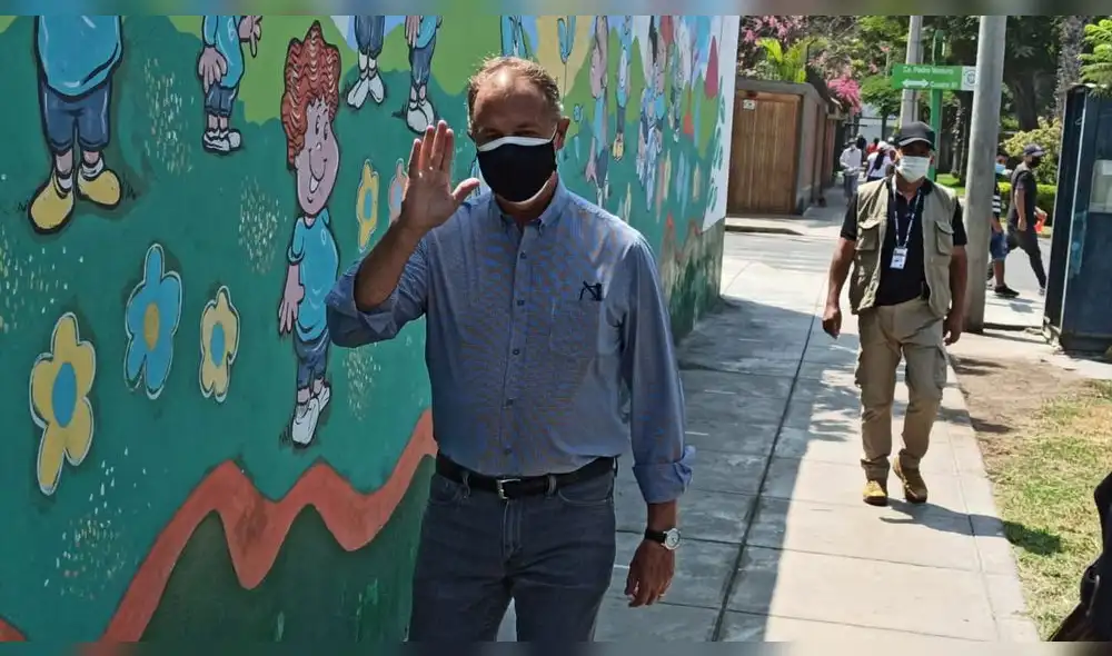 Jorge Muñoz votó en el colegio Elizabeth Espejo, en Miraflores. Foto: Jessica Merino/URPI-GLR Jorge Muñoz votó en el colegio Elizabeth Espejo, en Miraflores. Foto: Jessica Merino/URPI-GLR