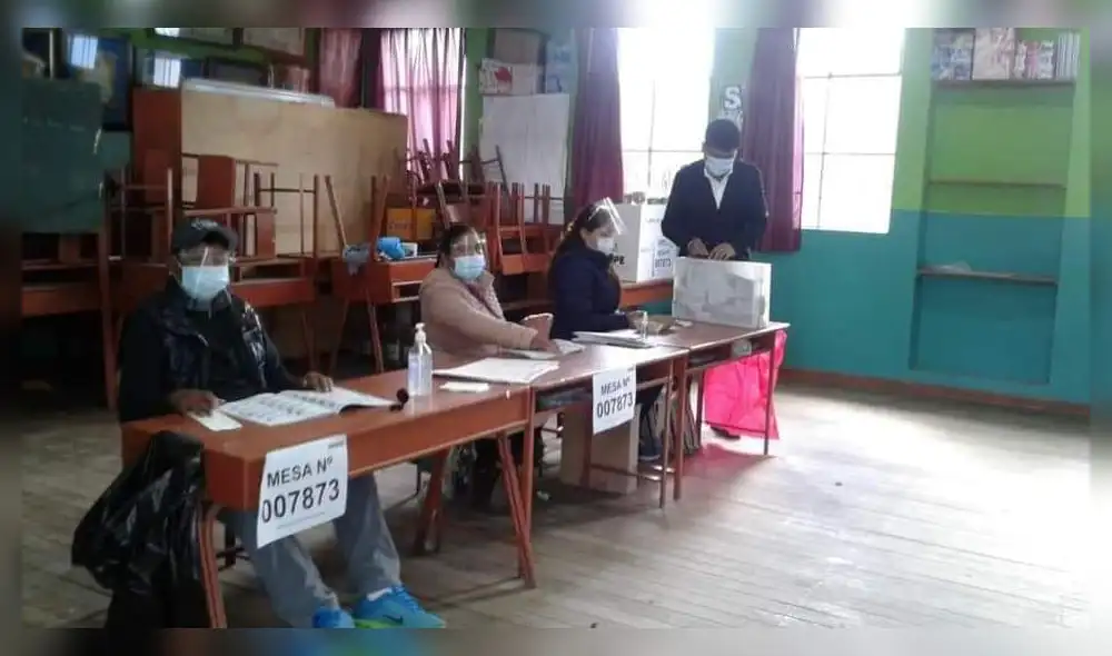 Gobernador emitió su voto en colegio de Chivay. Foto: Gobierno Regional de Arequipa. Gobernador emitió su voto en colegio de Chivay. Foto: Gobierno Regional de Arequipa.