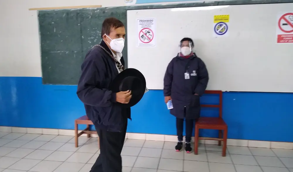 Ciro Gálvez votó en el colegio María Inmaculada de la 'Ciudad incontrastable'. Foto: Pedro Tinoco