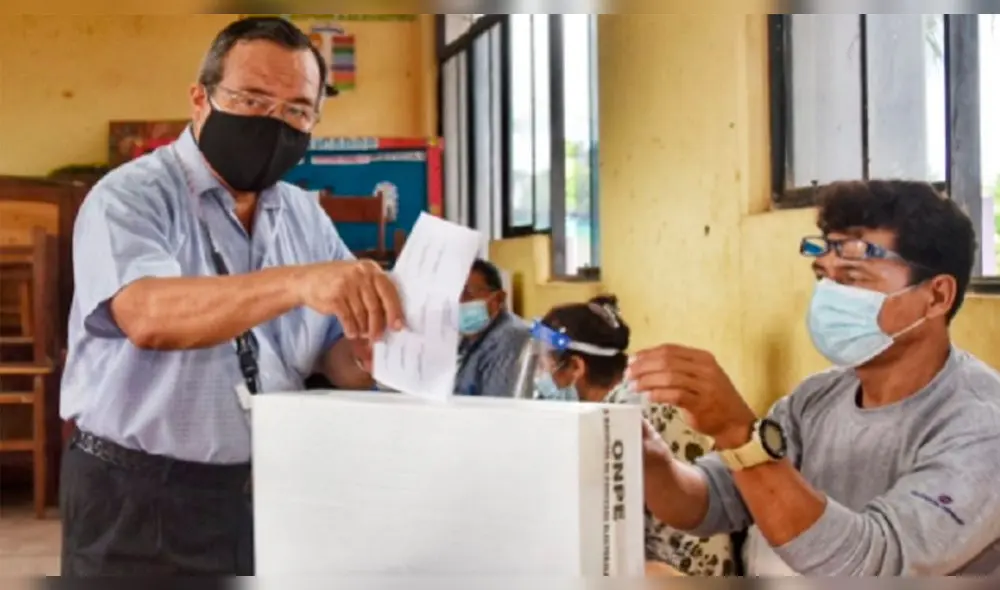 Gobernador de Madre de Dios emitió su voto en la Puerto Maldonado, capital de Madre de Dios. Desde ahí pidió a las futuras autoridades a unir esfuerzos para sacar adelante al país. Foto: Gore Madre de Dios