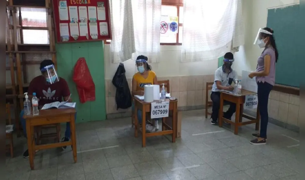 Electores llegan a emitir sus votos para elegir al nuevo presidente de la República. Foto: La República.