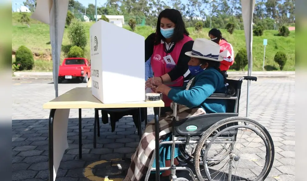 El CNE de Ecuador empieza a escrutar las actas de votación de la jornada electoral de este domingo 11 de abril. Foto: AFP