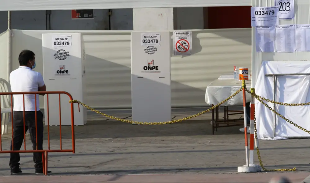 Algunos votantes que acudieron a tempranas hora tuvieron que esperar por el ausentismo de los miembros de mesa. Foto: Luis Jiménez / La República