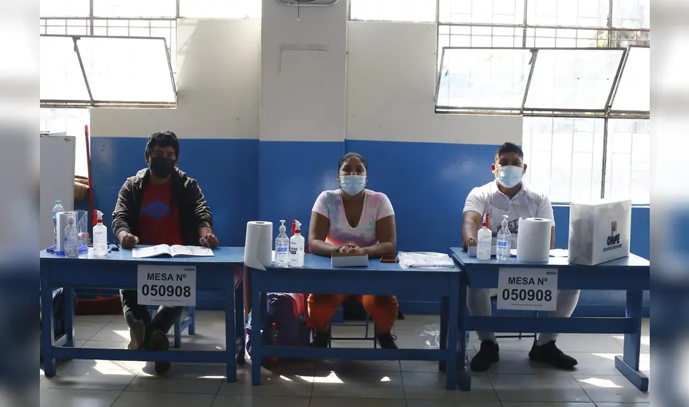 Protocolos sanitarios se cumplen en cada mesa de estos comicios debido a la pandemia. Foto: Marco Cotrina/La República