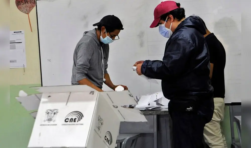 Ciudadanos ecuatorianos votaron en los colegios electorales desde muy temprano. Foto: AFP Ciudadanos ecuatorianos votaron en los colegios electorales desde muy temprano. Foto: AFP