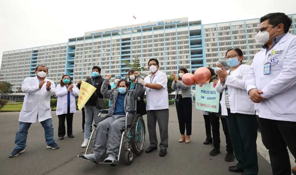 Un médico sale del Incor tras recuperarse de la COVID-19. Foto: EsSalud