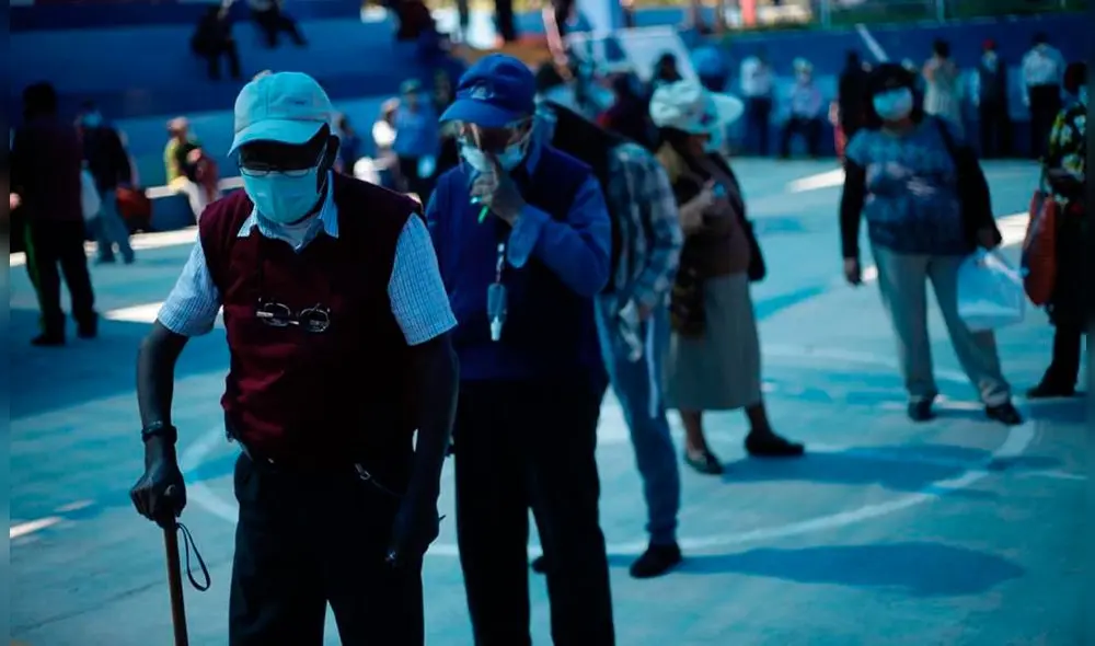 Adultos mayores tenían el primer turno en horario sugerido por ONPE. Foto: Rodrigo Talavera / La República Adultos mayores tenían el primer turno en horario sugerido por ONPE. Foto: Rodrigo Talavera / La República