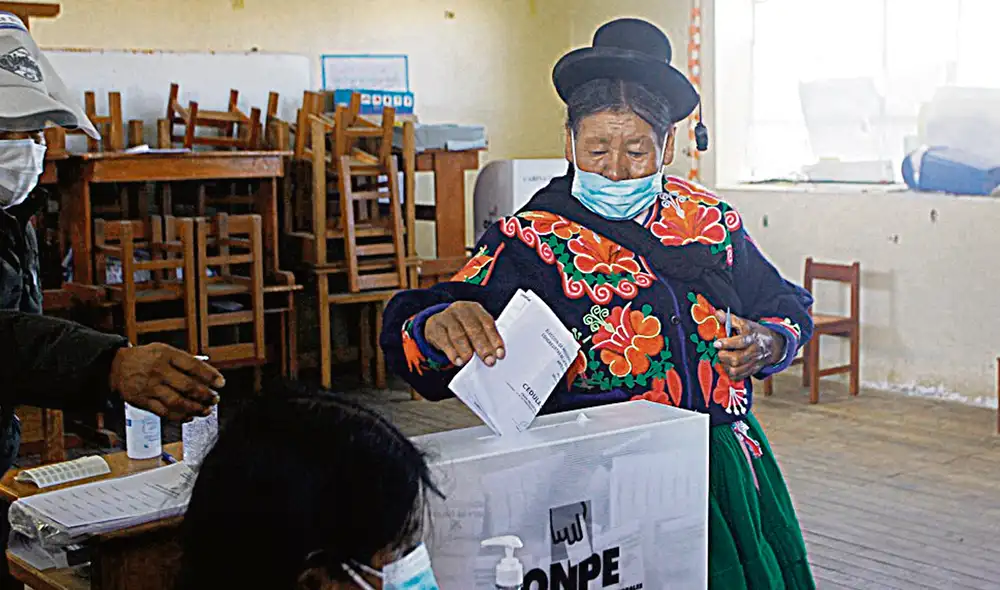 El sur también eligió. En Puno, varias ciudadanas llegaron desde temprano a sufragar. Foto: Juan Carlos Cisneros / La República