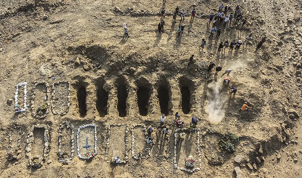 Dolor y pena. Los cementerios de Lima, como el Chocas de Carabayllo, reciben a decenas de familias que lloran por sus muertos. Urgen nuevas acciones. Foto: Aldair Mejía/La República Dolor y pena. Los cementerios de Lima, como el Chocas de Carabayllo, reciben a decenas de familias que lloran por sus muertos. Urgen nuevas acciones. Foto: Aldair Mejía/La República