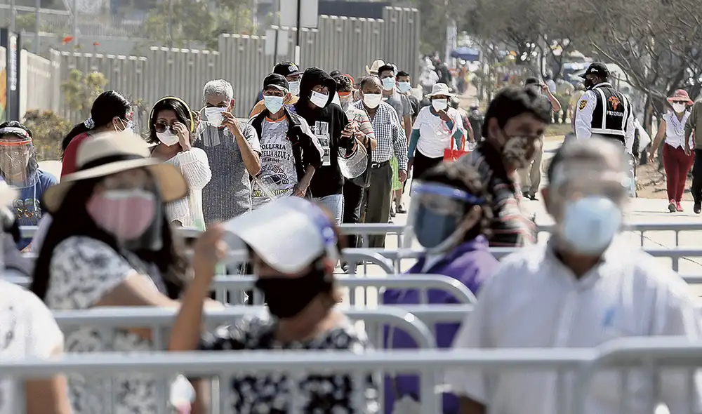 Colas. Decenas de adultos mayores tuvieron que esperar que se abran sus mesas de votación. Foto: Jorge Cerdán/La República Colas. Decenas de adultos mayores tuvieron que esperar que se abran sus mesas de votación. Foto: Jorge Cerdán/La República