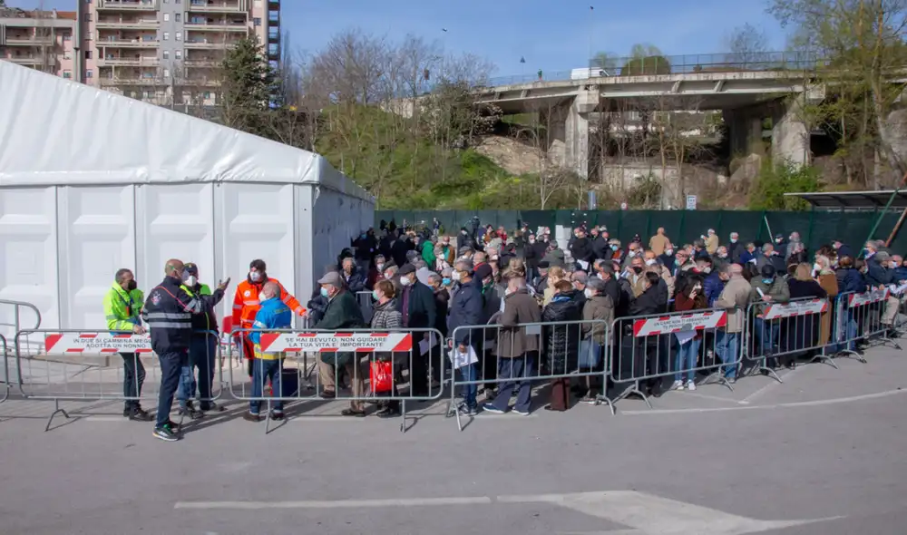 Cientos de personas esperan su turno para ser vacunadas en un centro de vacunación de Potenza, en el sur de Italia. Foto: EFE